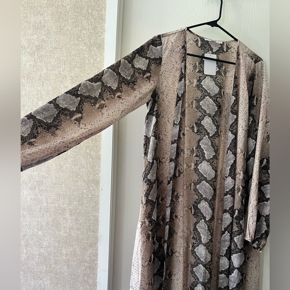 Buddy Love Beige and Black Snake Print Kimono - Picture 5 of 8